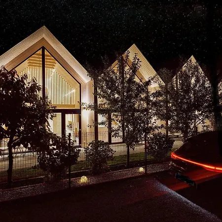 Luxury Homes Near The Beach, بيت للعطل